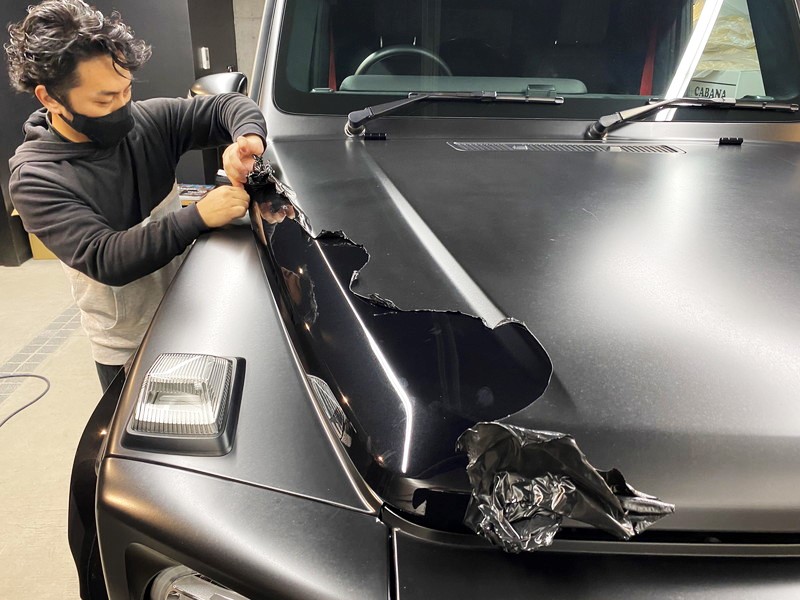 ベンツゲレンデのラッピングフィルムを剥がしているところ